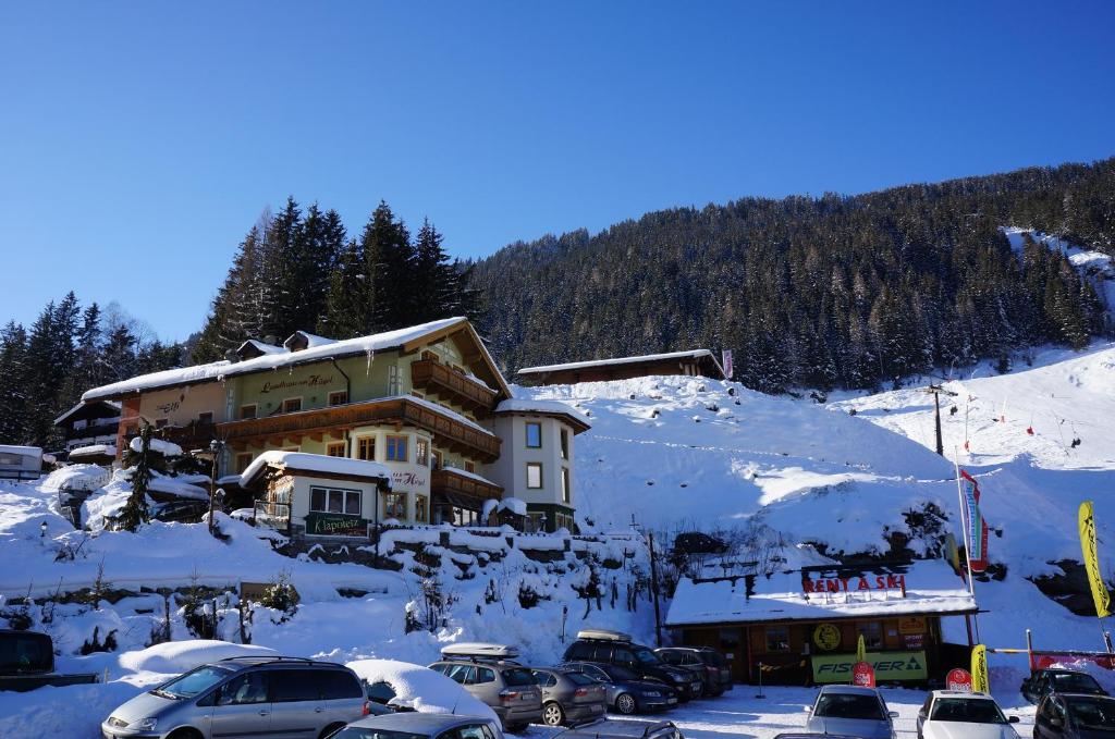 a ski lodge with cars parked in the snow at Appartement Klapotetz in Bad Gastein