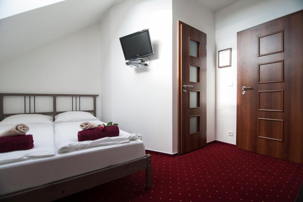 Rúm í herbergi á Hotel Krušnohorský Dvůr