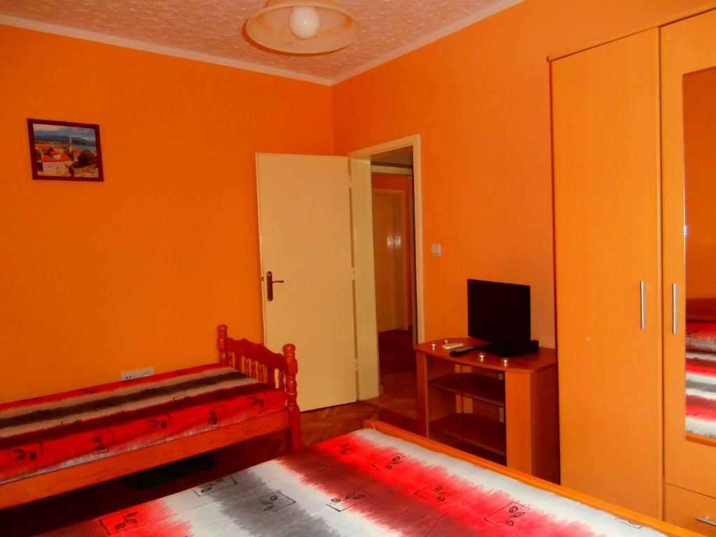 Uma cama ou camas num quarto em Apartments Pejanović
