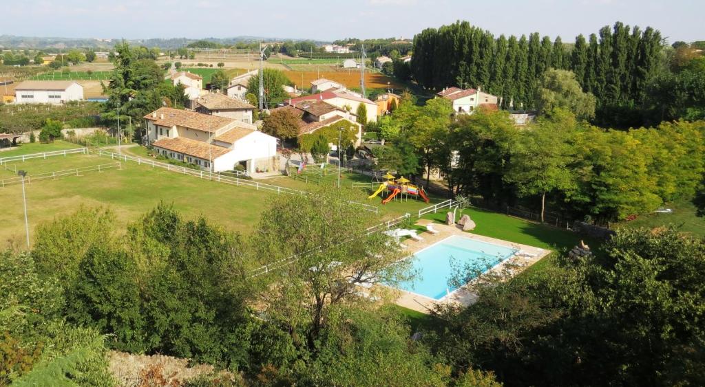 an aerial view of a house with a swimming pool at Agriturismo La Staffa in Valeggio sul Mincio