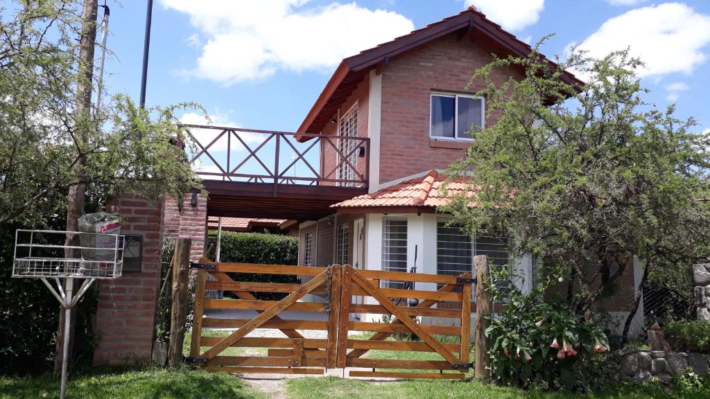 Bosysol en las sierras في ميرلو: منزل أمامه سور خشبي