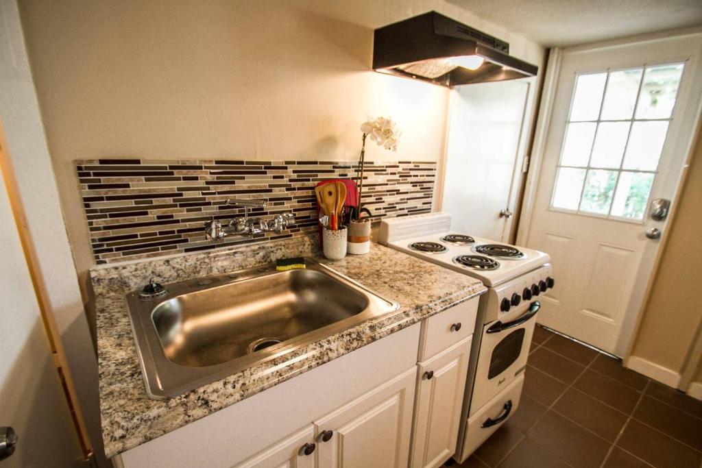 Hays #B Near Downtown Guest Studio - Studio