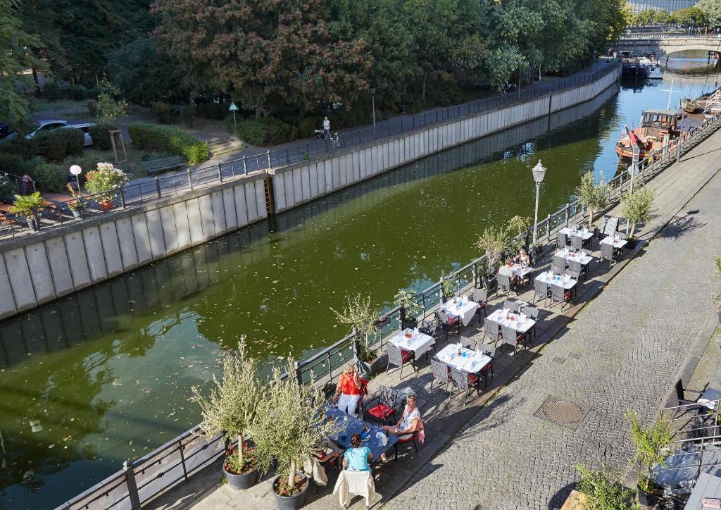 Výhled na řeku, která protéká v blízkosti hotelu