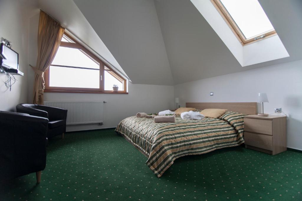 Rúm í herbergi á Hotel Krušnohorský Dvůr
