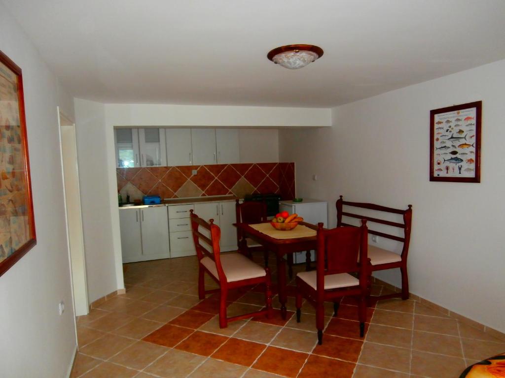 A cozinha ou kitchenette de Apartments Pejanović