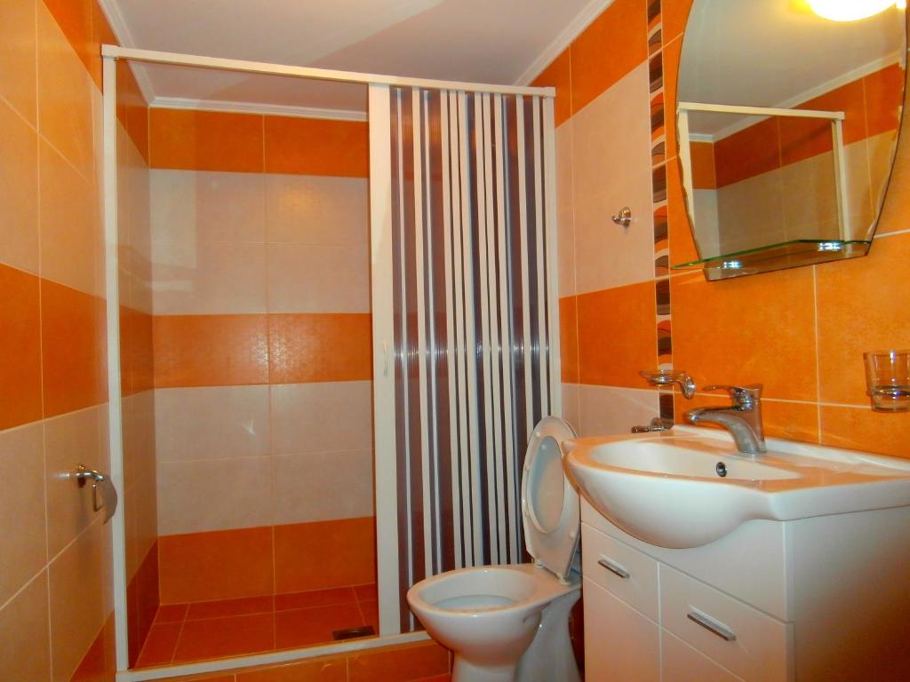 Uma casa de banho em Apartments Pejanović