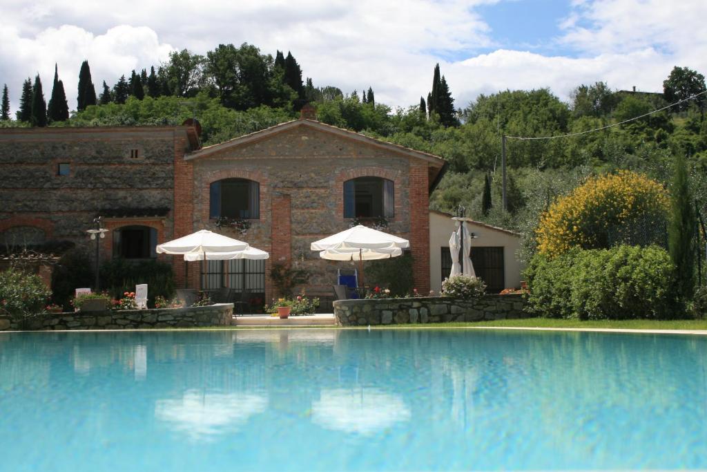 uma grande piscina em frente a um edifício em B&B Ponte a Nappo San Gimignano em San Gimignano
