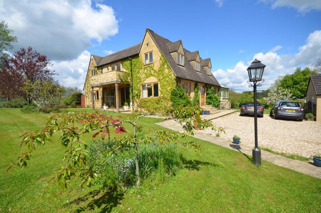 uma casa com uma luz de rua em frente em Woodland Guesthouse em Stow on the Wold