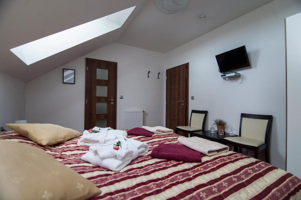 Rúm í herbergi á Hotel Krušnohorský Dvůr