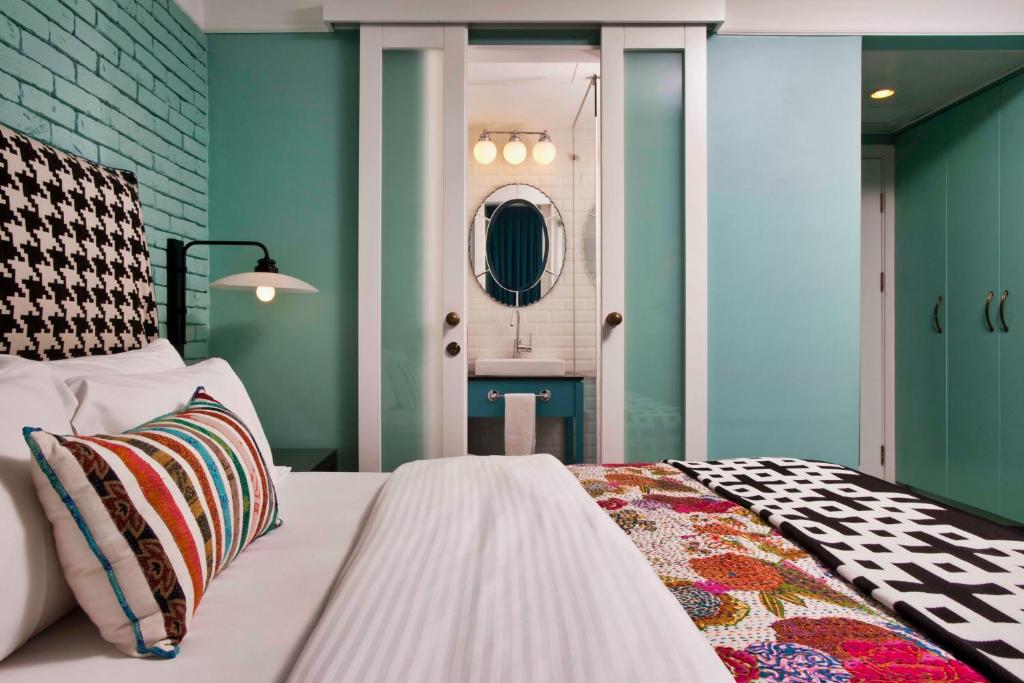 Postel nebo postele na pokoji v ubytování Center Chic Hotel - an Atlas Boutique Hotel
