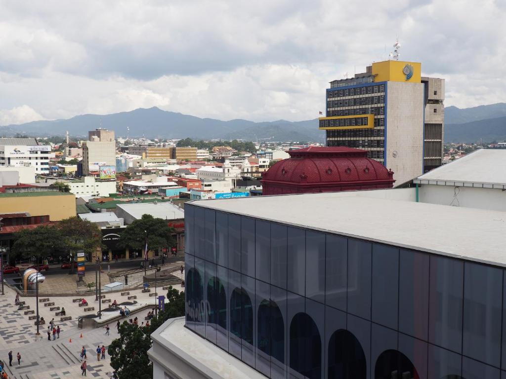 vista de uma cidade a partir do topo de um edifício em Nuevo Maragato Hotel & Hostel em San José