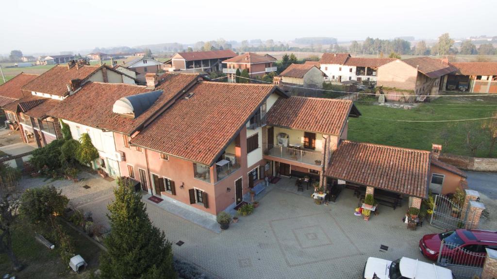 - une vue sur une grande maison au toit rouge dans l'établissement Agriturismo La Ca 'd Majin, à Poirino