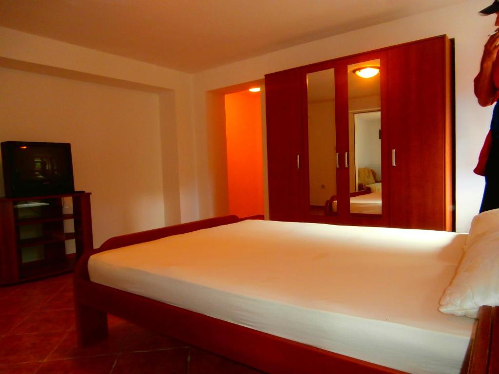 Uma cama ou camas num quarto em Apartments Pejanović