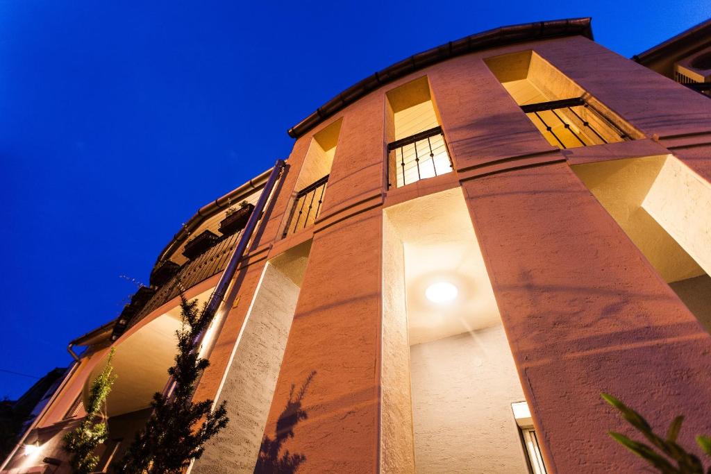 Budova, v ktorej sa apartmán nachádza