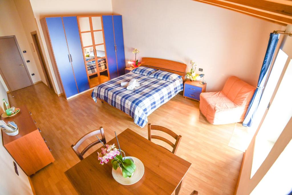 Schlafzimmer mit einem Bett, einem Tisch und Stühlen in der Unterkunft Agriturismo la Preara in Monteforte dʼAlpone