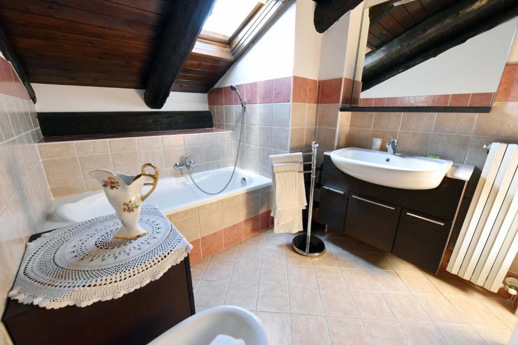 Koupelna v ubytování Agriturismo La Ca 'd Majin