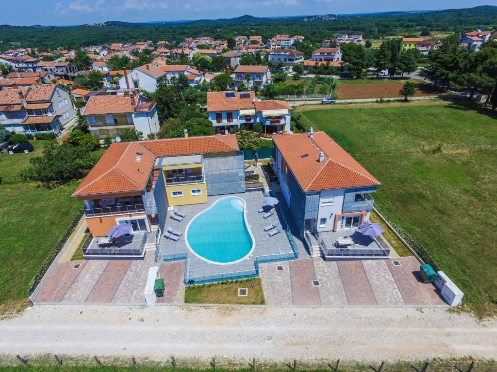 una vista aérea de una casa con piscina en Apartment in Funtana with Three-Bedrooms 1, en Funtana
