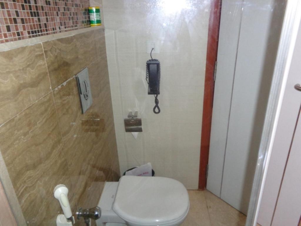 Koupelna v ubytování Ramada Ahmedabad