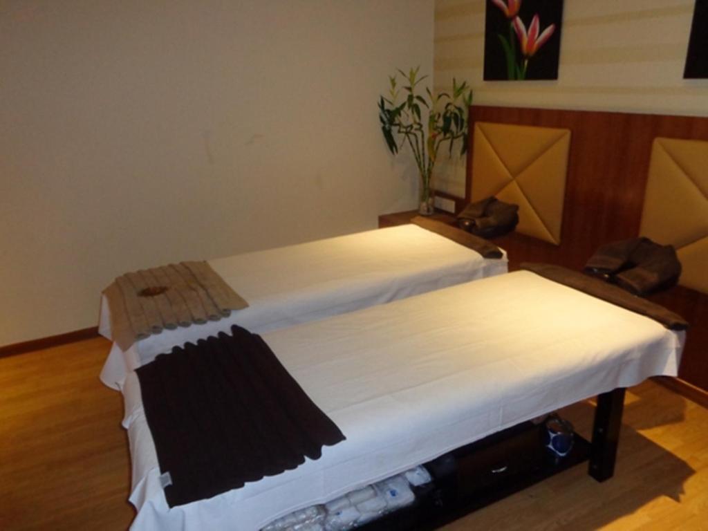 Postel nebo postele na pokoji v ubytování Ramada Ahmedabad