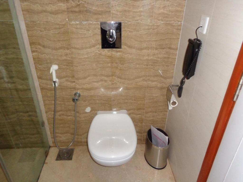 Koupelna v ubytování Ramada Ahmedabad