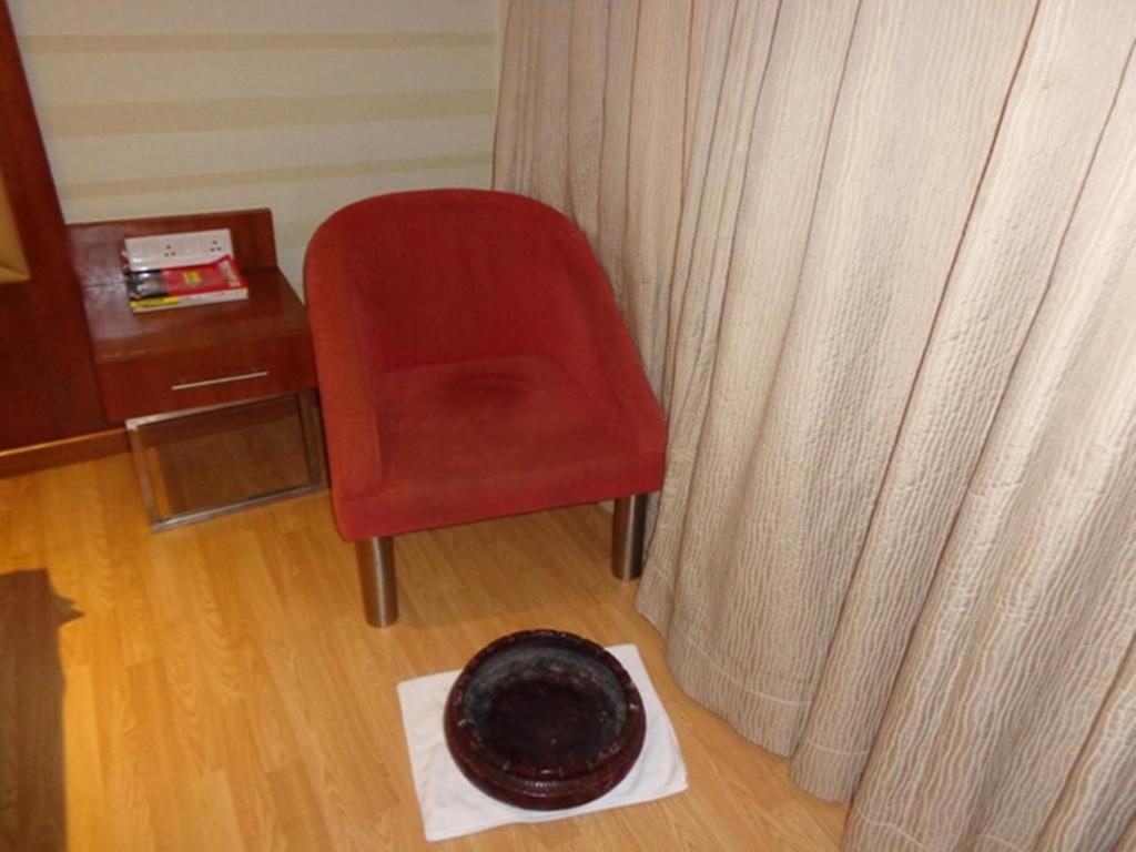 Posezení v ubytování Ramada Ahmedabad