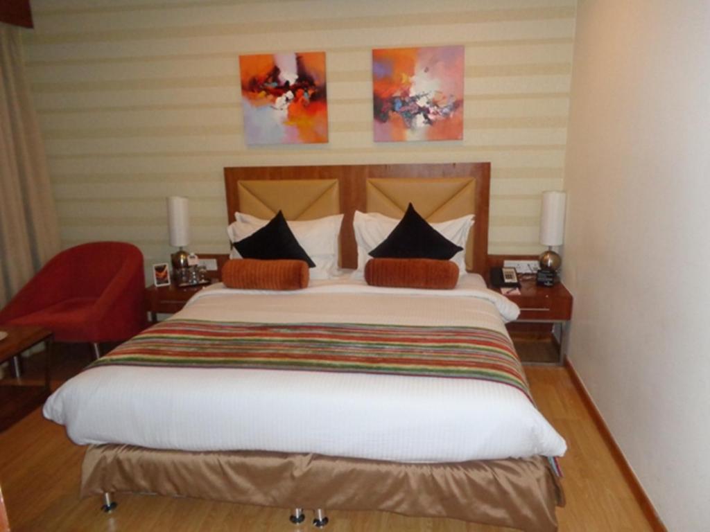 Postel nebo postele na pokoji v ubytování Ramada Ahmedabad