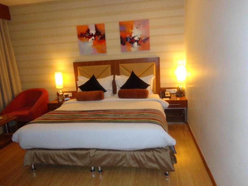 Postel nebo postele na pokoji v ubytování Ramada Ahmedabad