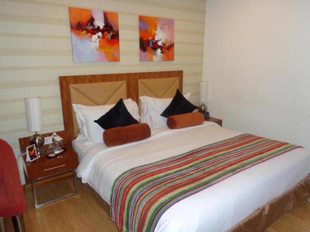 Postel nebo postele na pokoji v ubytování Ramada Ahmedabad