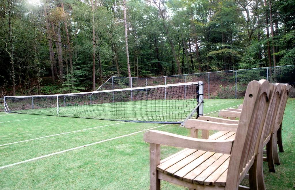 Tenis a/nebo squash v ubytování Relais & Chateaux Hotel Landgoed Het Roode Koper nebo okolí