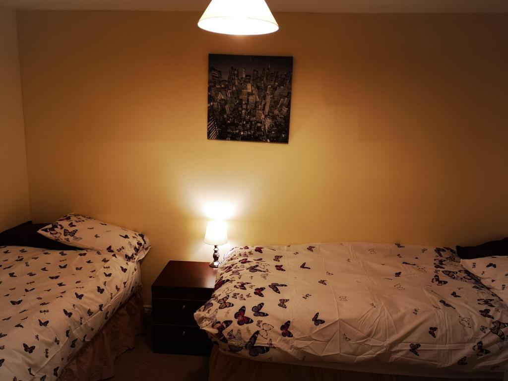 チェルトナムにあるRaf guest houseのベッドルーム1室(ベッド1台、ランプ付)