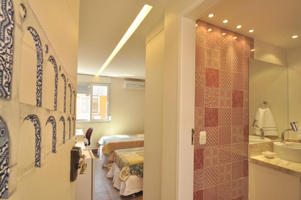 里約熱內盧的住宿－拉帕切卡旅館，客房设有带一张床和镜子的浴室