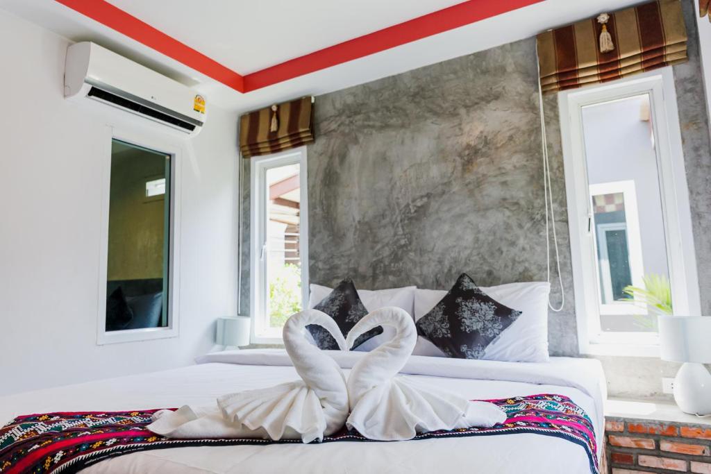 Postel nebo postele na pokoji v ubytování Popular Lanta Resort