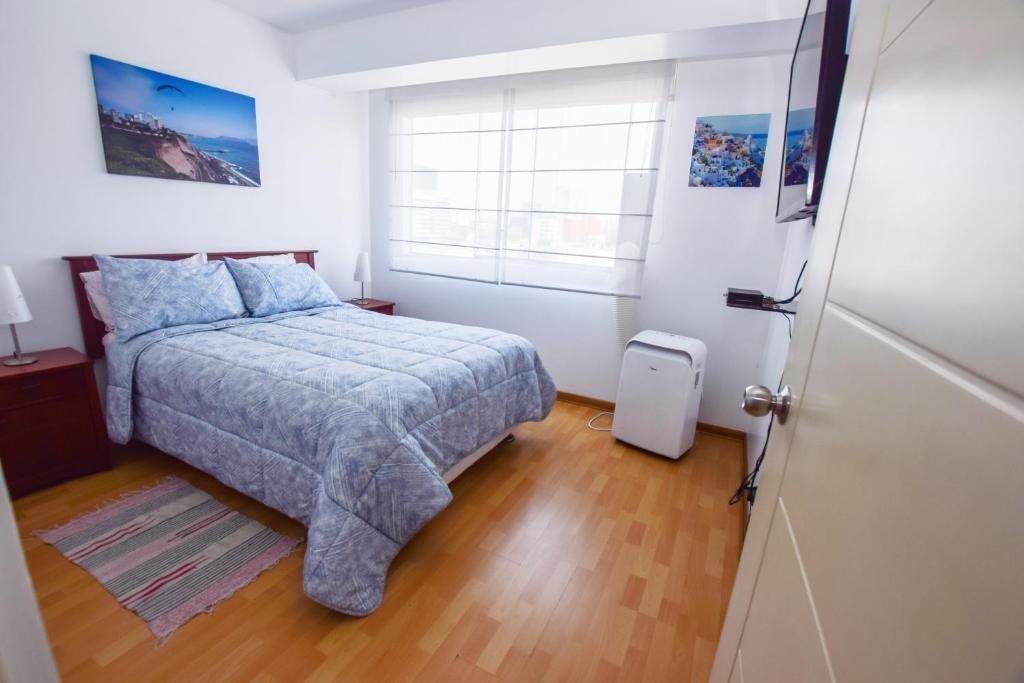 um pequeno quarto com uma cama e uma janela em Miraflores4Rent Alcanfores em Lima
