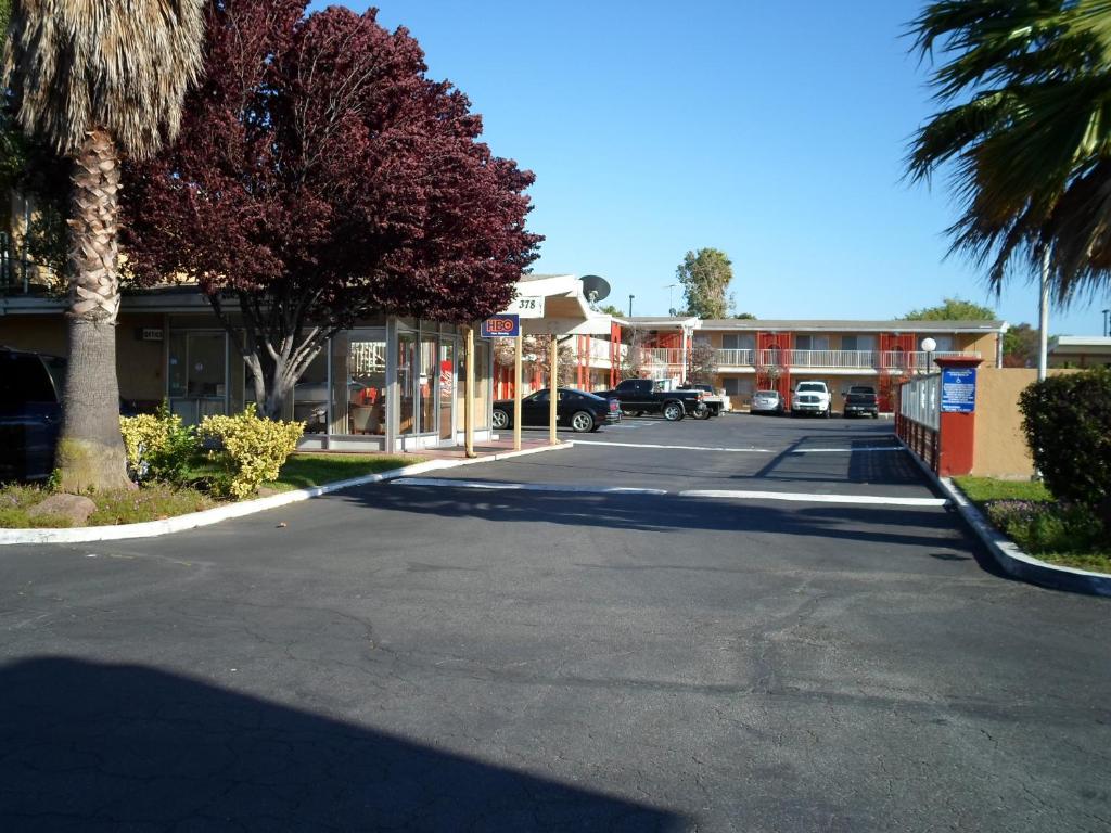 an empty parking lot in front of a motel at Heritage Inn in Milpitas