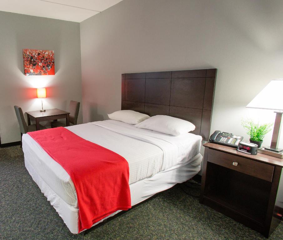 Postel nebo postele na pokoji v ubytování Rutgers University Inn and Conference Center