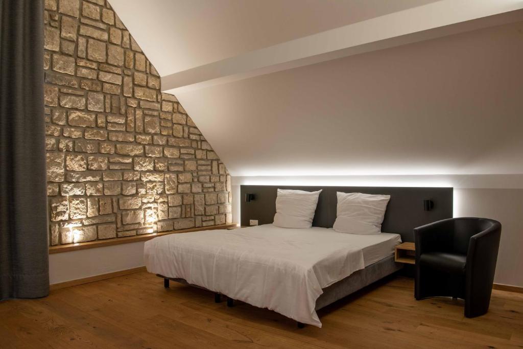 Postel nebo postele na pokoji v ubytování Wein Erlebnis Hotel Maimühle