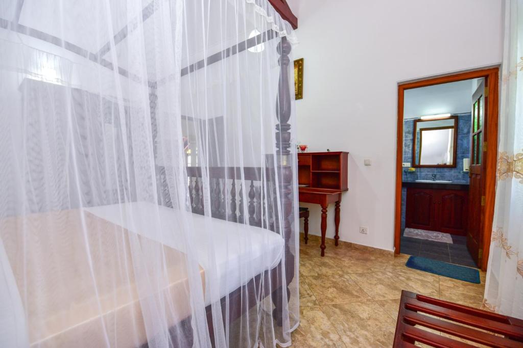 Voodi või voodid majutusasutuse Simon's Lodge Hikkaduwa toas