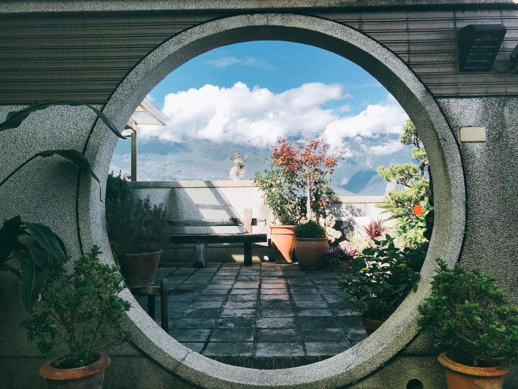 uno specchio circolare sul lato di un patio di Ho Feng Private Hotel 電梯自助民宿 a Ji'an