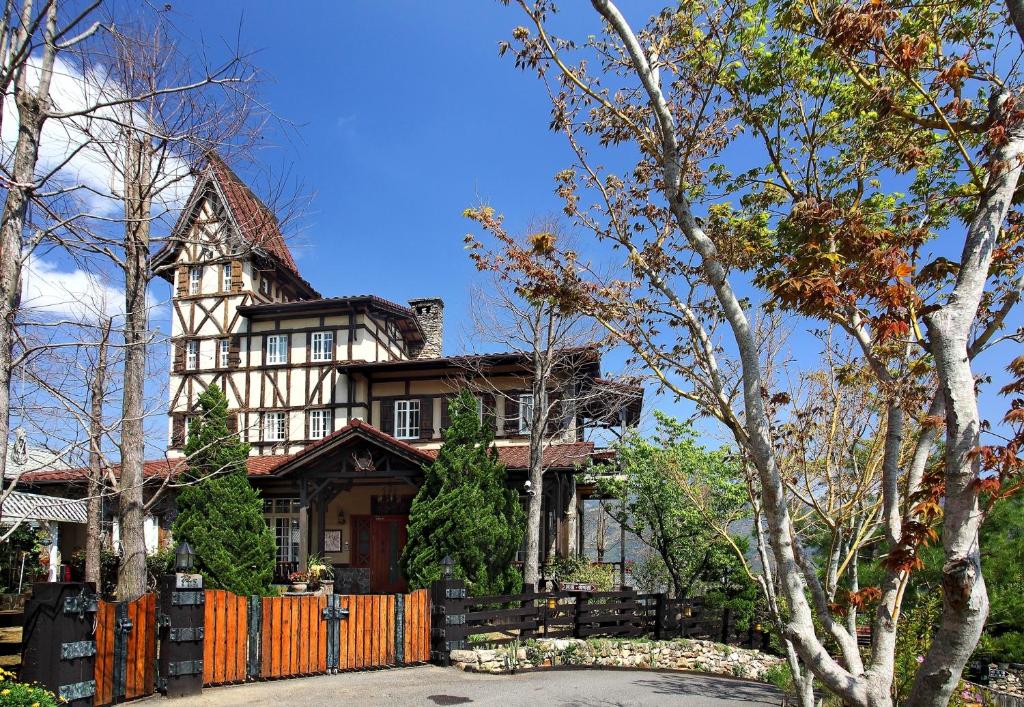 仁愛鄉的住宿－來福居民宿，一座大房子前面有橙色的围栏