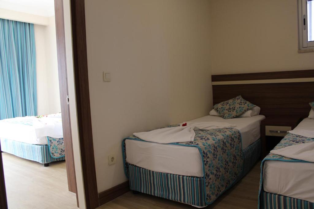 Postel nebo postele na pokoji v ubytování Side West Park Hotel