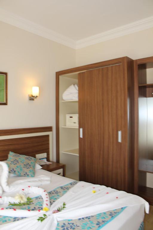 Postel nebo postele na pokoji v ubytování Side West Park Hotel