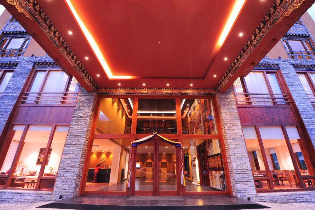 ティンプーにあるNorkhil Boutique Hotel & Spaの大きなガラス戸付きの建物の入口