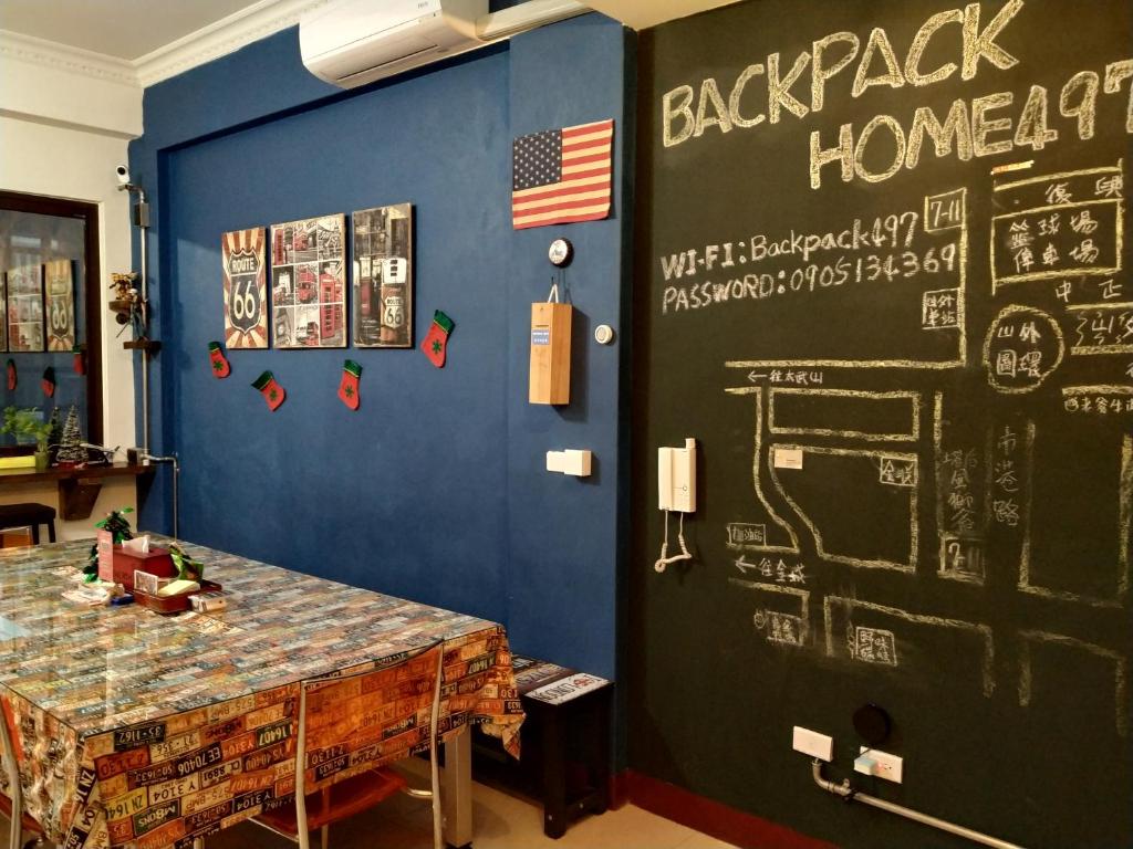 a chalkboard wall with a table in a room at Backpack Home 497 in Jinhu