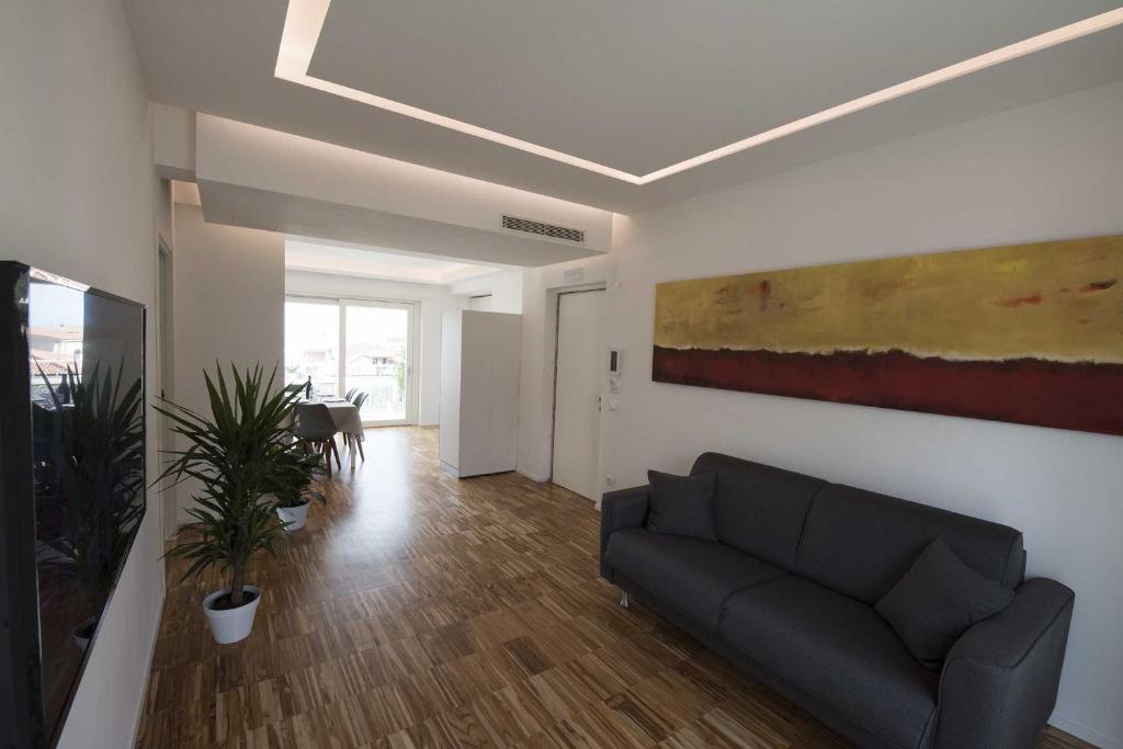 a living room with a couch and a painting on the wall at apARTments Sperlonga in Sperlonga