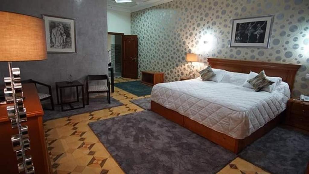 sypialnia z łóżkiem i pokój z biurkiem w obiekcie MARAVAL w mieście Oran