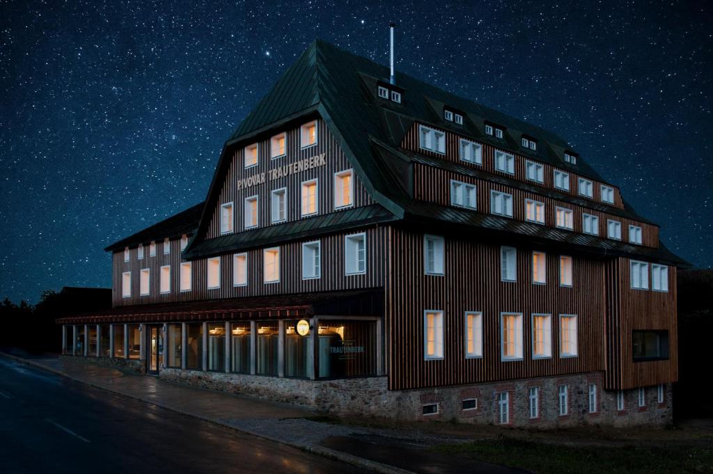 un edificio de noche con estrellas en el cielo en Pivovar Trautenberk, en Horní Malá Úpa