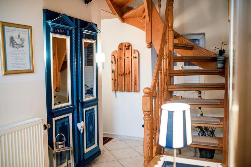 een kamer met een wenteltrap in een huis bij Bulemanns Haus in Husum