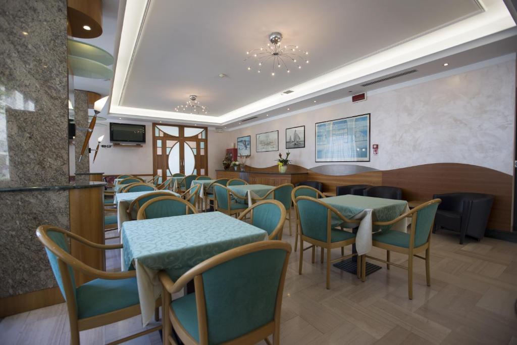 TV a/nebo společenská místnost v ubytování Hotel Metropole