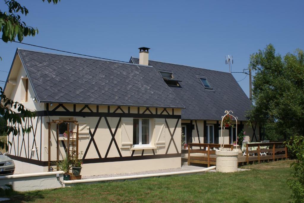 uma grande casa branca com um telhado preto em Gîte "Lovely Normandy" em Sainte-Marguerite-de-lʼAutel