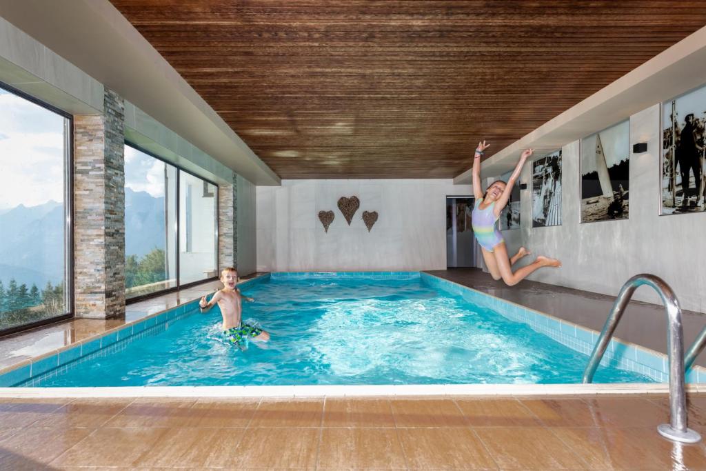 Bazén v ubytování Frieden DAS Alpine Panorama Hotel nebo v jeho okolí